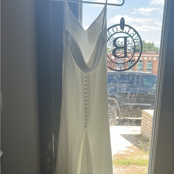 Elegant White Sleeveless Dress - Picture 2 of 2